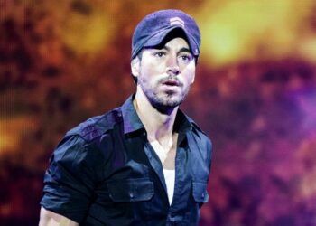 (VIDEO) ¡Como Michael Jackson! Enrique Iglesias balancea a su hija desde el balcón de un segundo piso