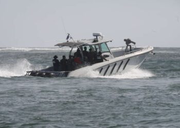 Localizan los cuerpos de dos militares accidentados en aeronave sobre playa La Puntilla, La Paz