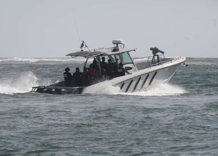 Localizan los cuerpos de dos militares accidentados en aeronave sobre playa La Puntilla, La Paz