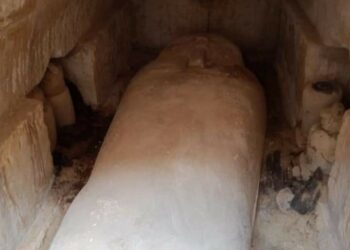 Hallan restos humanos con lenguas de oro en Egipto