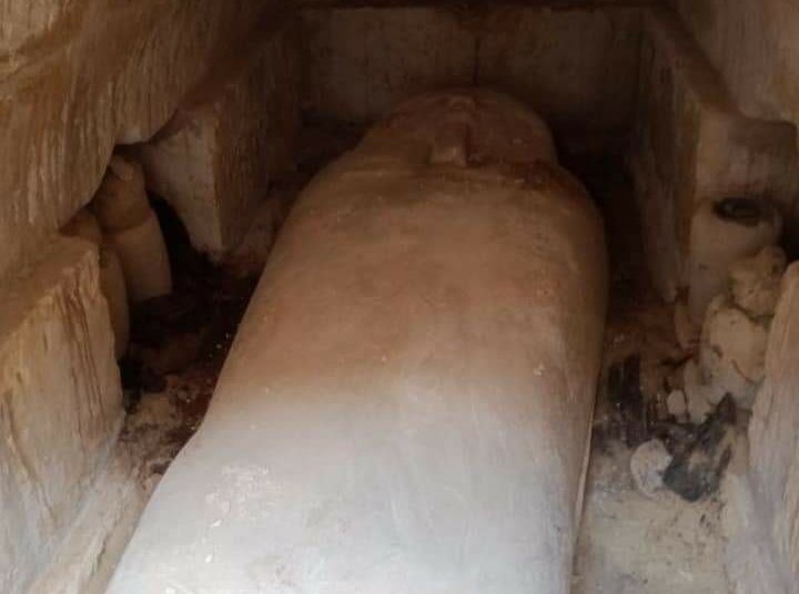 Hallan restos humanos con lenguas de oro en Egipto