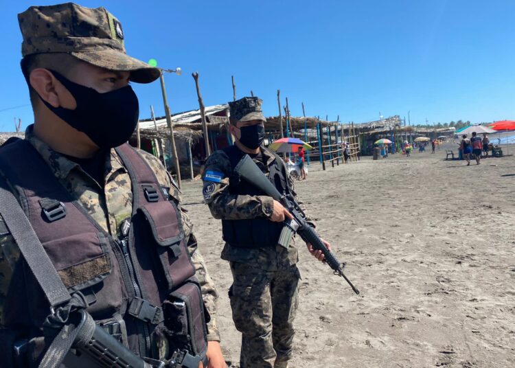 Protección civil reporta la desaparición de un joven que fue arrastrado por una ola en la playa El Majahual