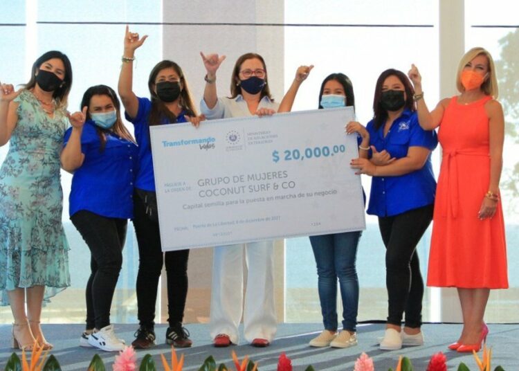 8 Mujeres reciben capital semilla por parte del gobierno salvadoreño