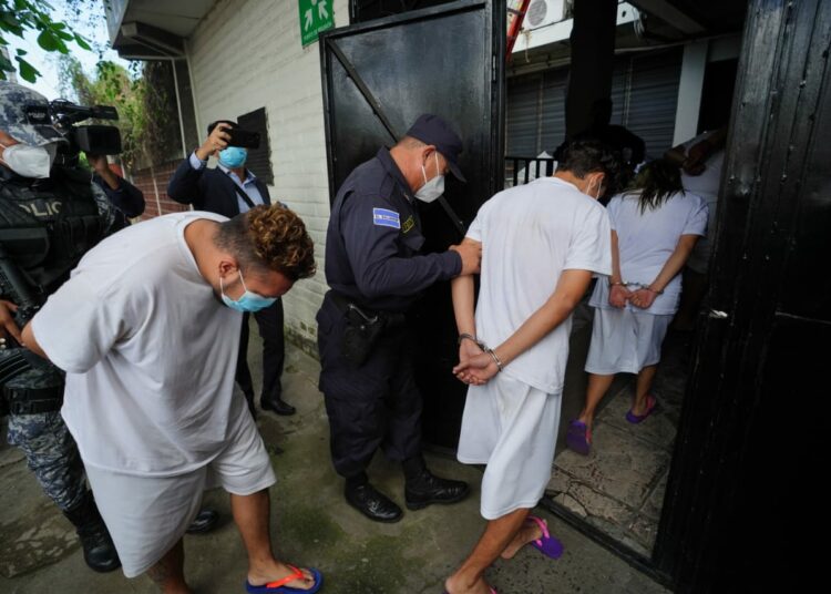 Instalan audiencia inicial contra asaltantes de microbuses en Apopa