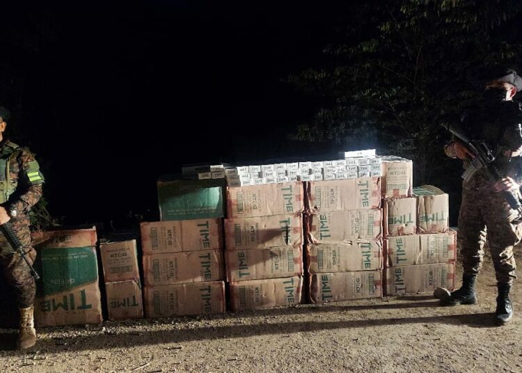 Sujetos abandonan cajas de cigarrillos al notar presencia militar: mercadería valorada en más de $14,000