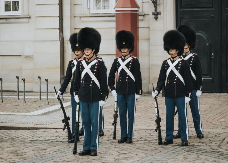 (VIDEO) Un guardia de la reina Isabel II pisotea a un niño distraído frente a la Torre de Londres
