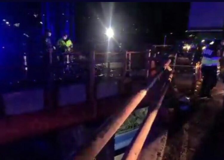 Policía muere en accidente de tránsito sobre paso desnivel Hermano Lejano de San Salvador