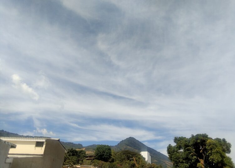 Ambiente cálido durante el día y cielo medio nublado