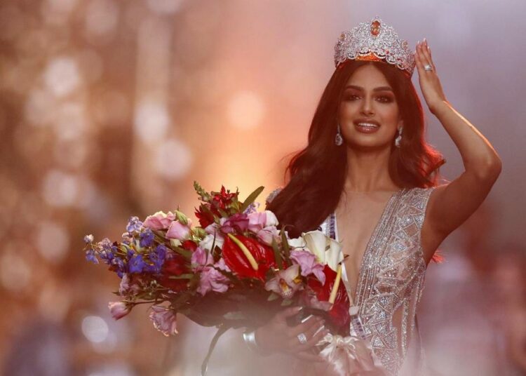 El paraguas de Miss India que le hizo ganar la corona de Miss Universo