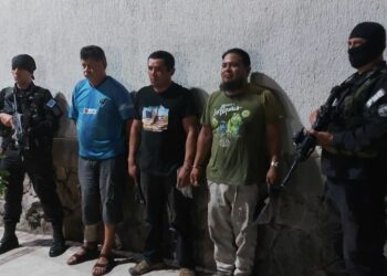 Envían a prisión a sujetos acusados de robar equipo tecnológico en centro escolar de Nejapa