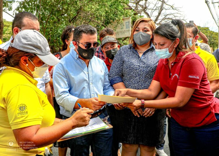 Obras Públicas entrega una obra de pavimentación en el cantón Amapalita, en La Unión