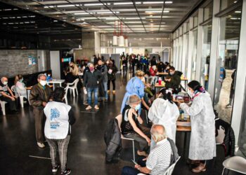 Antivacunas daneses comparten caramelos y comida para contagiarse y conseguir el pasaporte covid