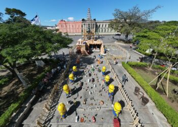 Privados de libertad construyen nacimiento navideño en Plaza Gerardo Barrios