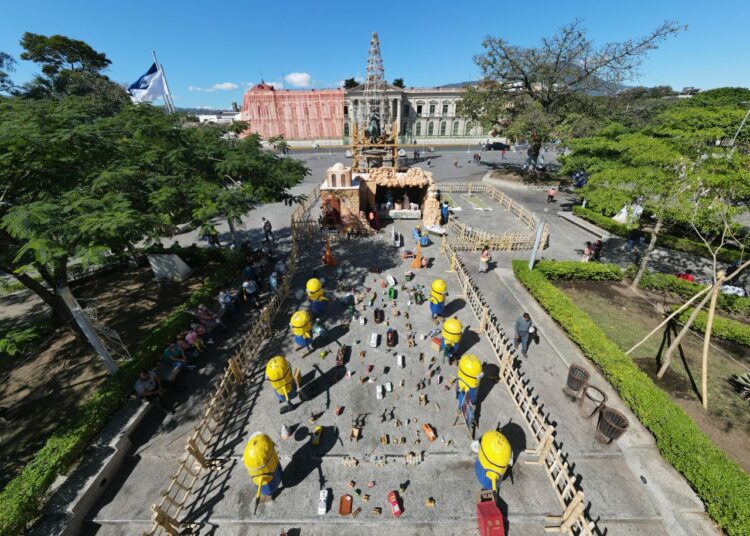 Privados de libertad construyen nacimiento navideño en Plaza Gerardo Barrios