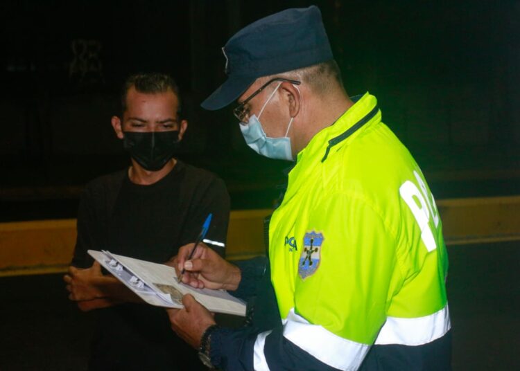 Detienen a 12 conductores peligrosos en San Salvador, la madrugada de este sábado