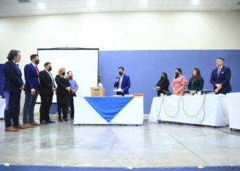 Comisión especial de antejuicio contra Norman Quijano recibe pruebas documentales de investigación fiscal