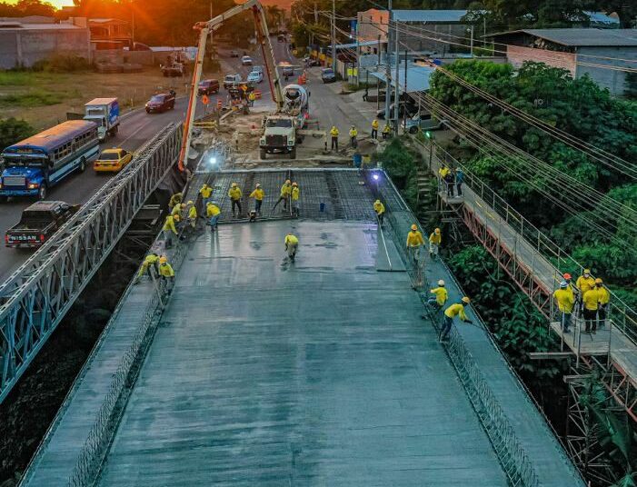 Construcción de puente sobre río Ceniza en Sonsonate avanza en un 80 %