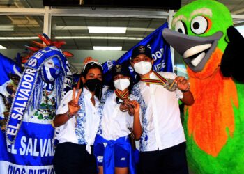 Patinadores salvadoreños regresan al país con buena cosecha de medallas