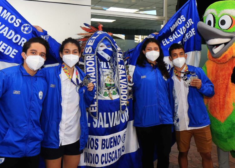 Calurosa bienvenida para los badmintonistas salvadoreños ganadores de medalla de plata en los Panamericanos Júnior