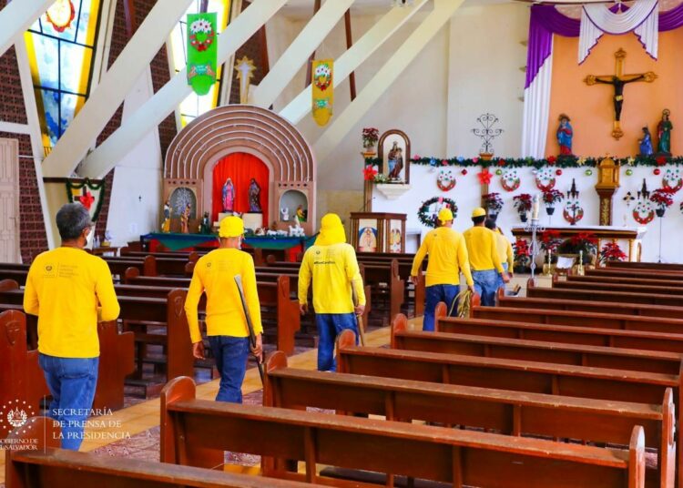 Privados de libertad realizan trabajos de reparación en iglesia de San Bartolomé Perulapía, en Cuscatlán