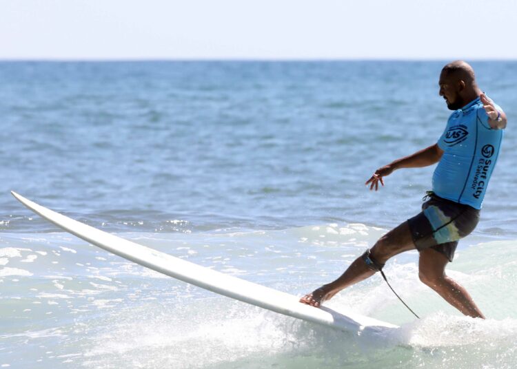 El salvadoreño Amado Alvarado no pudo subir al podio de Surf City El Salvador ALAS Pro Tour 2021