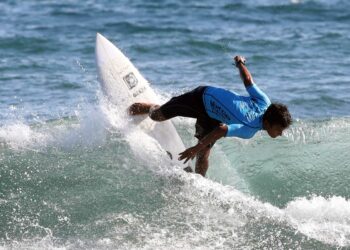 Salvadoreños avanzan a la siguiente ronda en el Surf City El Salvador Alas Pro Tour 2021