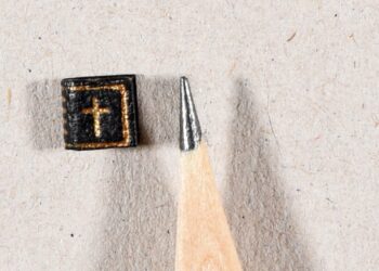 Subastan por más de 4.700 dólares uno de los libros más pequeños del mundo