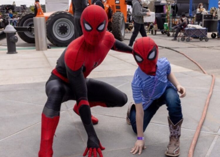 (VIDEO) Tom Holland invita al rodaje de ‘Spider-Man’ al niño que salvó a su hermana menor del ataque de un perro