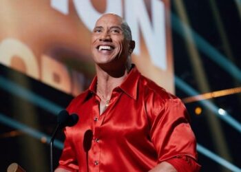 (VIDEO) Dwayne ‘La Roca’ Johnson sorprende a su madre con un lujoso regalo para Navidad y su reacción se vuelve viral