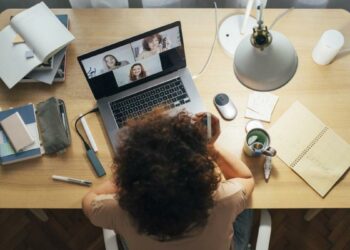 Aprueban prorrogar disposiciones que autorizan el teletrabajo y videoconferencias en el sector privado y público