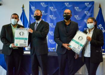 BCIE entrega más de 32 mil trajes de bioseguridad para equipar al personal de primera línea del Ministerio de Salud