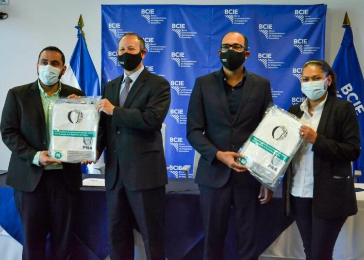 BCIE entrega más de 32 mil trajes de bioseguridad para equipar al personal de primera línea del Ministerio de Salud