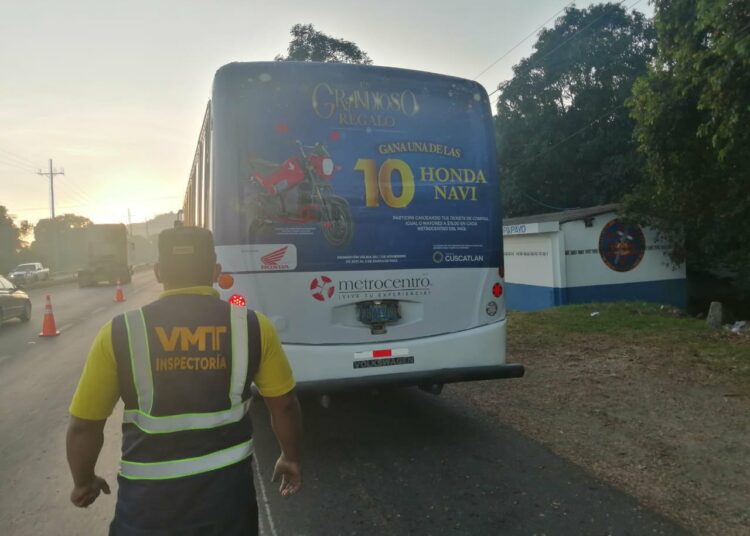 VMT multa a conductor de bus por llevar pasajeros en las gradas