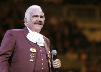 Vicente Fernández tuvo una recaída de salud y regresó a terapia intensiva