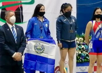 La salvadoreña Victoria Grenni obtiene medalla de plata en el campeonato Centroamericano de Levantamiento de Pesas
