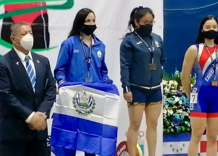 La salvadoreña Victoria Grenni obtiene medalla de plata en el campeonato Centroamericano de Levantamiento de Pesas