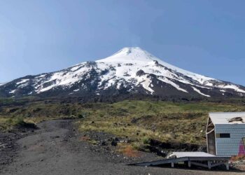 (VIDEO) Un expiloto de la Fuerza Aérea de Chile se convierte en la primera persona en entrar y salir volando de un volcán activo