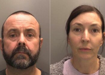 Condenan a prisión a una maestra británica y su pareja después de que se grabaran abusando y violando a una niña