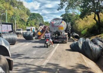 Una rastra que transportaba hierro vuelca en el municipio de Armenia