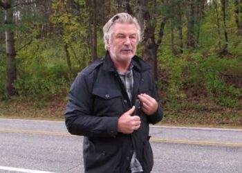 (VIDEO) Alec Baldwin se enfrenta a un periodista y este le pregunta si apretó el gatillo el día del fatídico accidente de rodaje