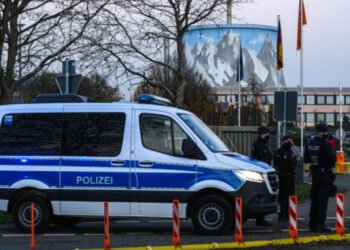 Operación policial contra activistas antivacunas por amenazas de muerte a político regional en Alemania