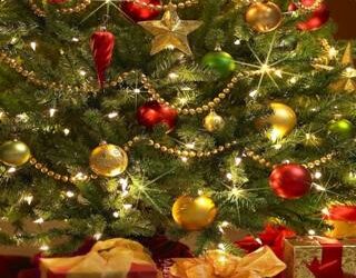 (VIDEO) Una mujer comparte un truco para colocar las luces navideñas sin tener que dar las vueltas alrededor del árbol y se vuelve viral