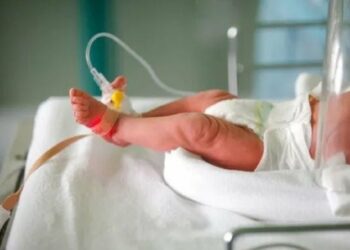 Un hombre que ayudó a su mujer a dar a luz con tutoriales de YouTube es arrestado tras no sobrevivir el bebé