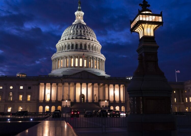 Congreso de EE.UU. evita cierre del Gobierno