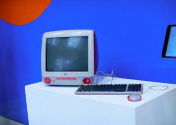 Subastan por casi un millón de dólares la computadora con el que el creador de la Wikipedia ideó el sitio y su primera publicación convertida en NFT