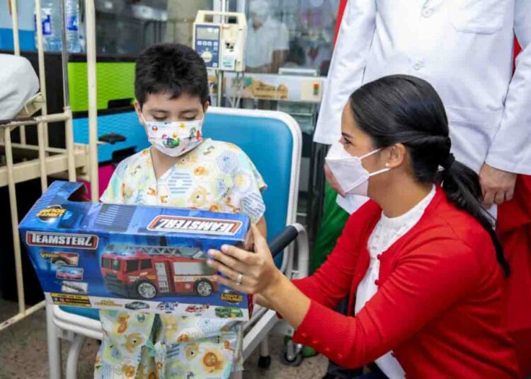 Primera Dama visita a niños ingresados en Hospital Benjamín Bloom