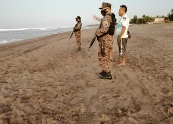 Fuerza Naval busca a joven que fue arrastrado por una corriente marítima en playa Costa Azul, Sonsonate