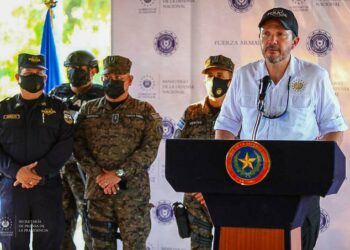 Autoridades de Seguridad presentan a detenidos en altamar por tráfico de 4,156 kilos de cocaína valorada en $104 millones