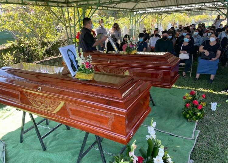 Familiares y amigos dan último adiós a hermanos Guerrero Toledo en un cementerio privado