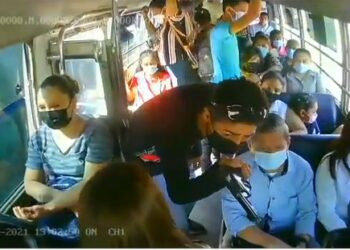 VIDEO | Piden ayuda para identificar a esta pareja de ladrones que asaltó un microbús de Apopa